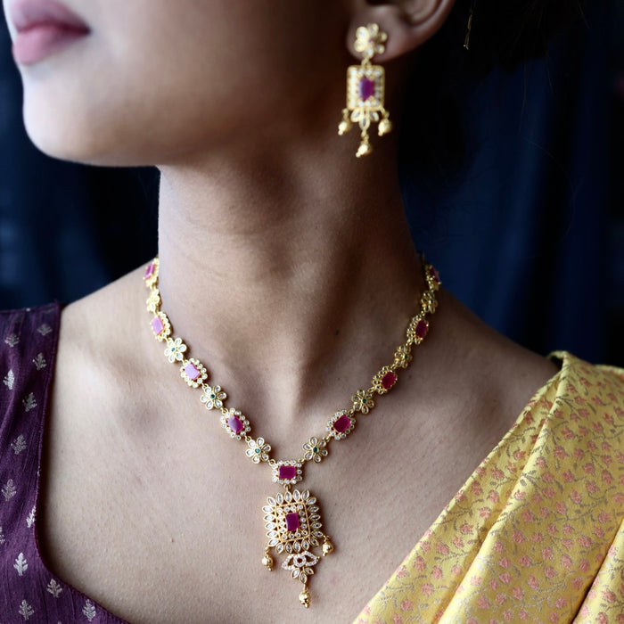 Heritage gold plated ruby white stone short necklace H8913