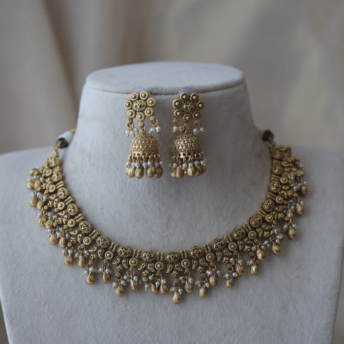 Antique gold and pearl short necklace with earrings G16384