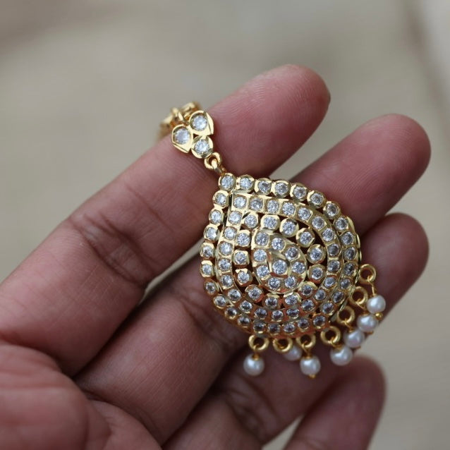 Heritage gold plated white stone tikka HT39928