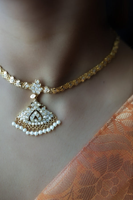 Heritage gold plated white stone short necklace H754