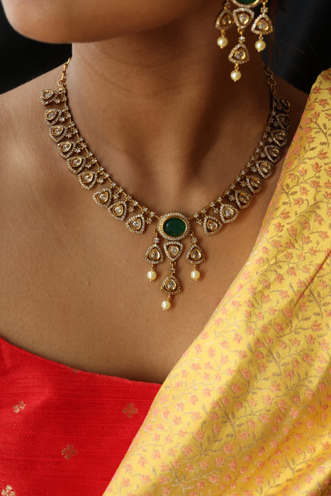 Antique green stone short necklace and earrings SS10322