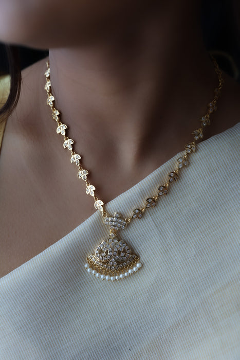 Heritage gold plated white stone short necklace H5178