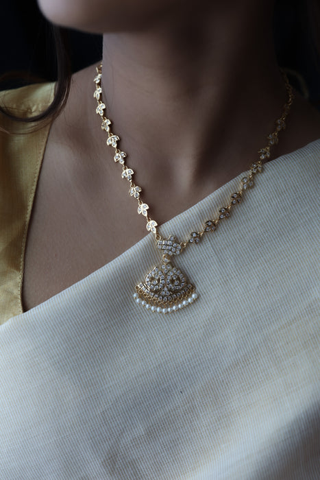 Heritage gold plated white stone short necklace H5178