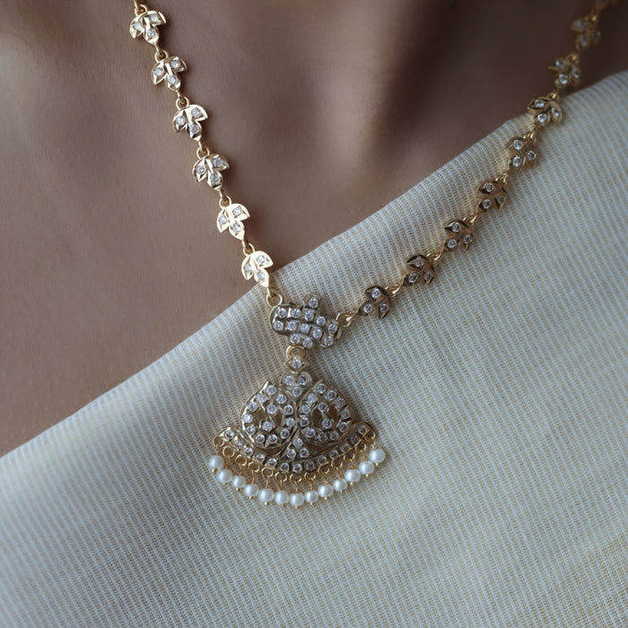 Heritage gold plated white stone short necklace H5178