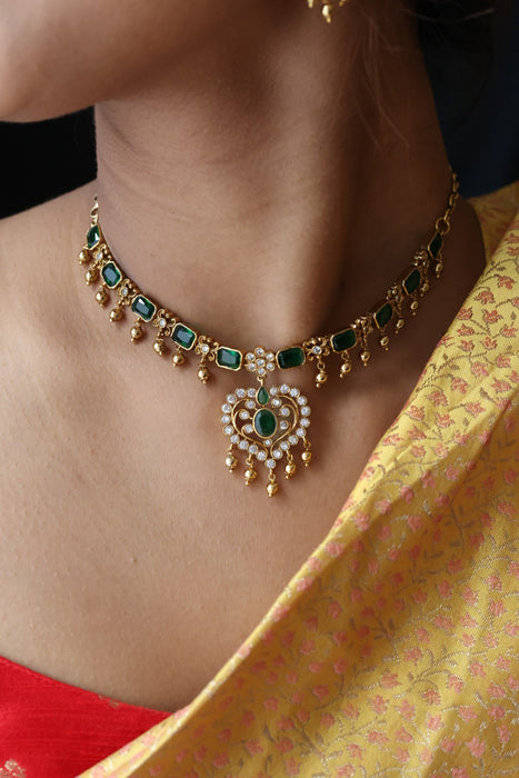 Antique green stone short necklace and earrings SS12334