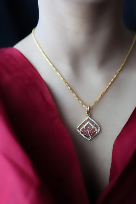 Heritage gold plated pendant with chain HC014