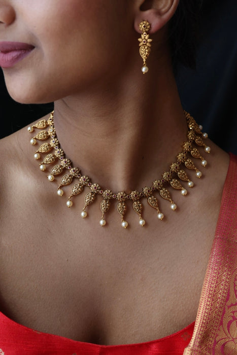 Antique gold and pearl short necklace and earrings SS10876