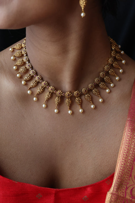 Antique gold and pearl short necklace and earrings SS10876