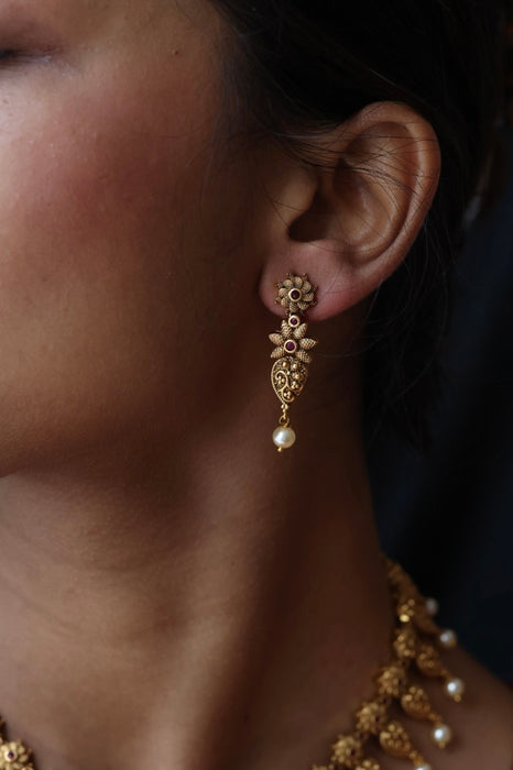 Antique gold and pearl short necklace and earrings SS10876