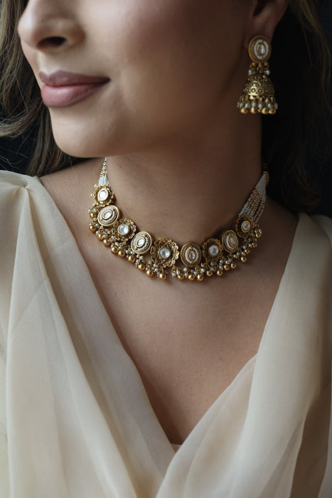 Antique gold choker necklace and earrings G1122809