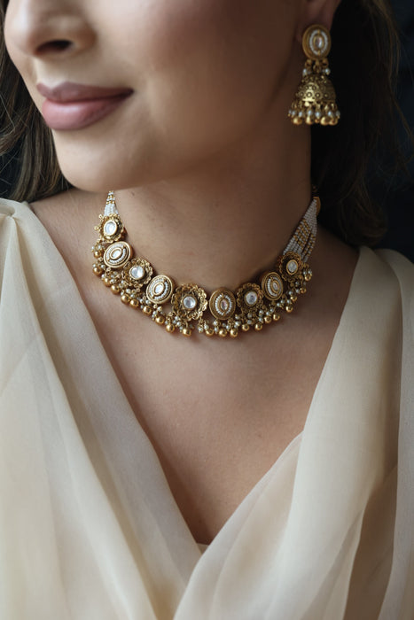 Antique gold choker necklace and earrings G1122809