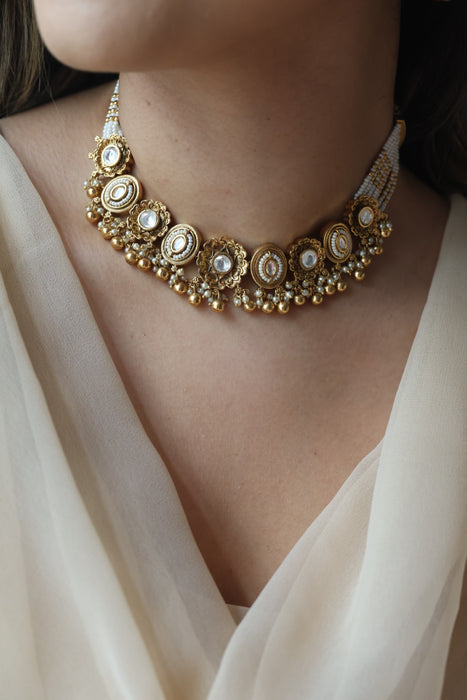 Antique gold choker necklace and earrings G1122809