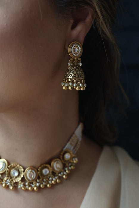 Antique gold choker necklace and earrings G1122809
