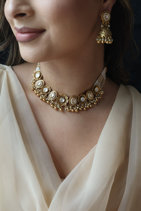 Antique gold choker necklace and earrings G1122809