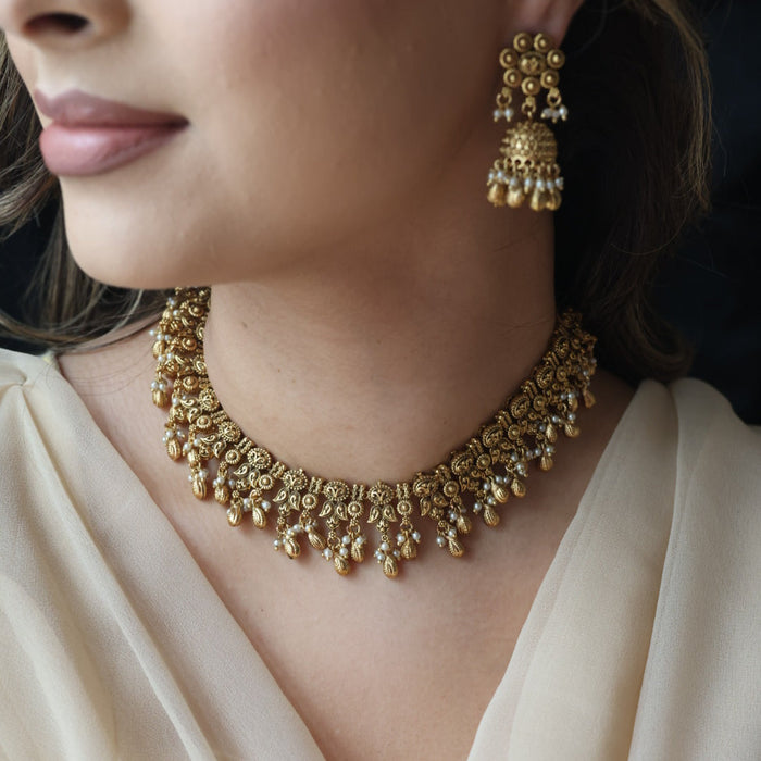 Antique gold and pearl short necklace with earrings G16384