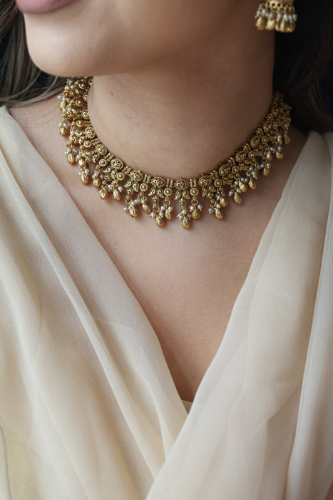 Antique gold and pearl short necklace with earrings G16384