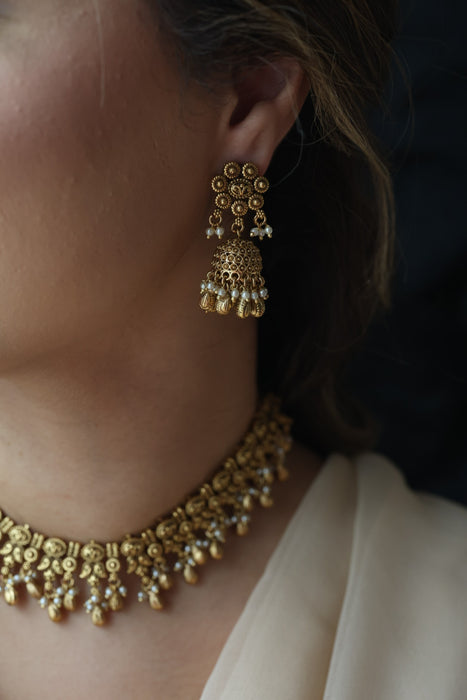 Antique gold and pearl short necklace with earrings G16384