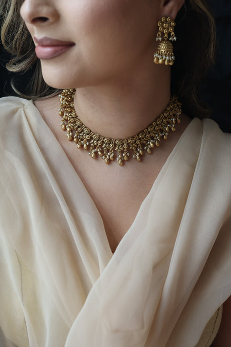 Antique gold and pearl short necklace with earrings G16384