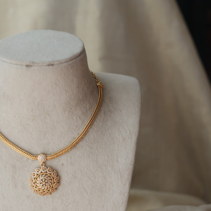 Heritage white stone gold plated short necklace H9010