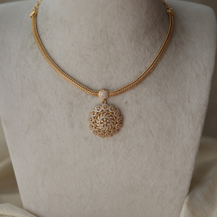 Heritage white stone gold plated short necklace H9010