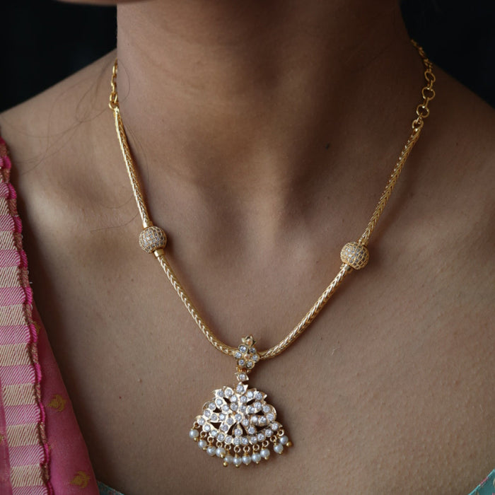 Heritage gold plated white stone short necklace H487