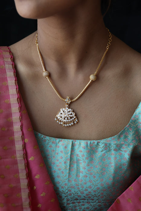 Heritage gold plated white stone short necklace H487