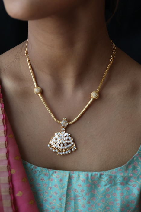 Heritage gold plated white stone short necklace H487