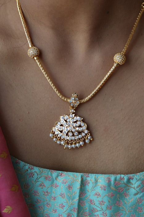 Heritage gold plated white stone short necklace H487