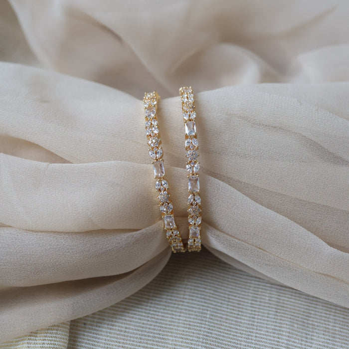 Heritage gold plated white stone bangle HB652964