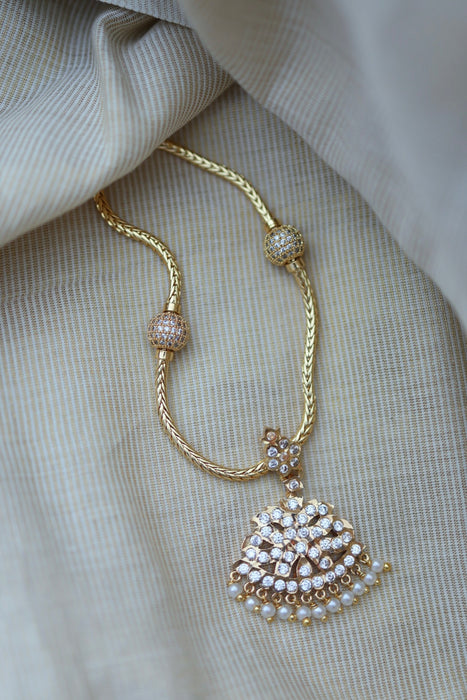 Heritage gold plated white stone short necklace H487