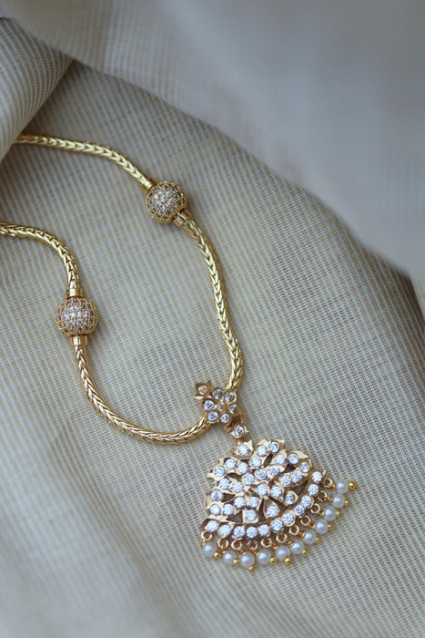 Heritage gold plated white stone short necklace H487