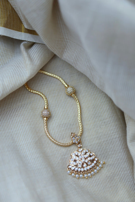 Heritage gold plated white stone short necklace H487