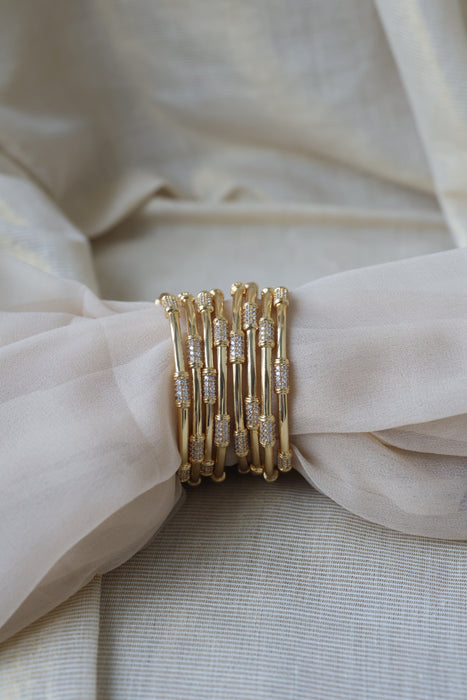 Heritage gold plated white stone bangle HB652964