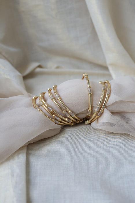 Heritage gold plated white stone bangle HB652964