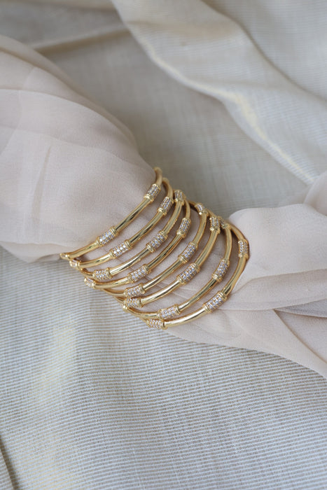 Heritage gold plated white stone bangle HB652964