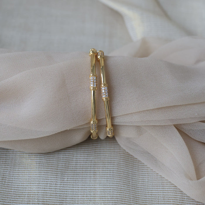 Heritage gold plated white stone bangle HB652964