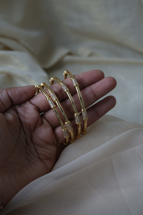 Heritage gold plated white stone bangle HB652964