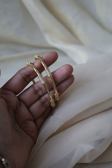 Heritage gold plated white stone bangle HB652964