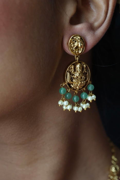 Antique green bead short necklace with earrings and tikka SS117894