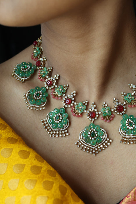 Antique green stone short necklace with earrings SS11568