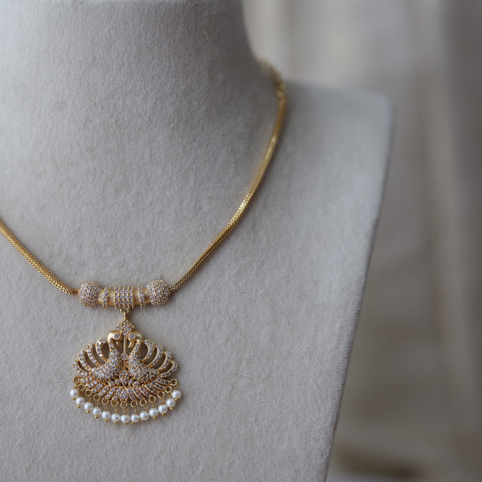 Heritage gold plated white stone short necklace H5178