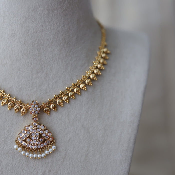 Heritage gold plated white stone design short necklace H1882