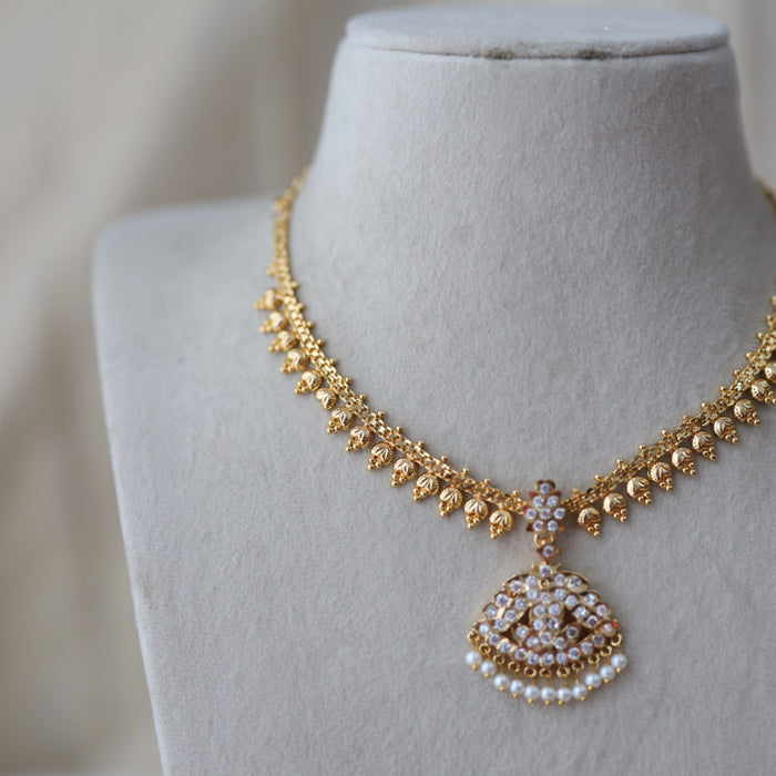 Heritage gold plated white stone design short necklace H1882