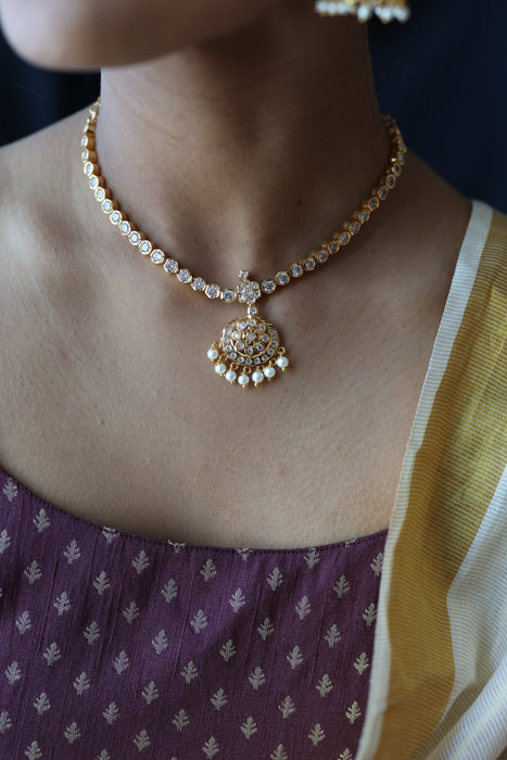 Heritage gold plated white short necklace H8900