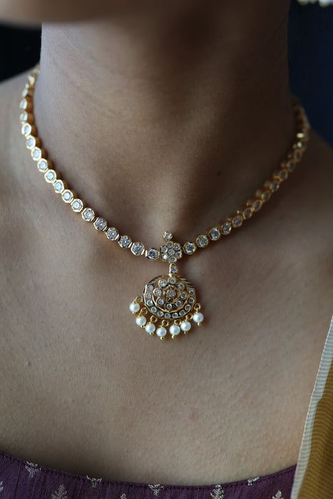 Heritage gold plated white short necklace H8900