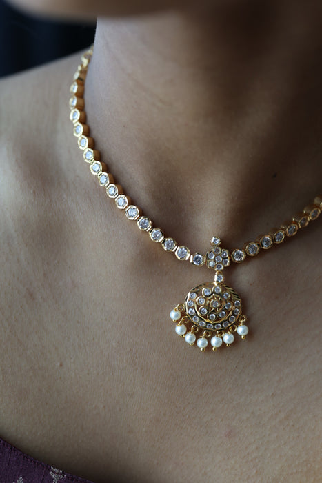 Heritage gold plated white short necklace H8900
