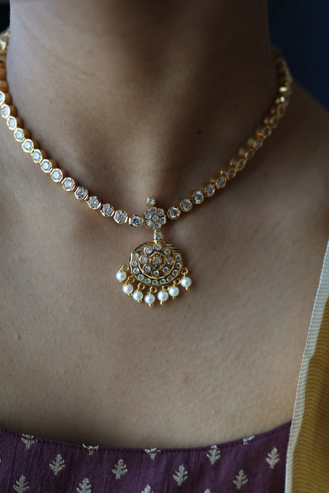 Heritage gold plated white short necklace H8900