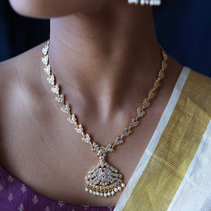 Heritage gold plated white stone short necklace H8901