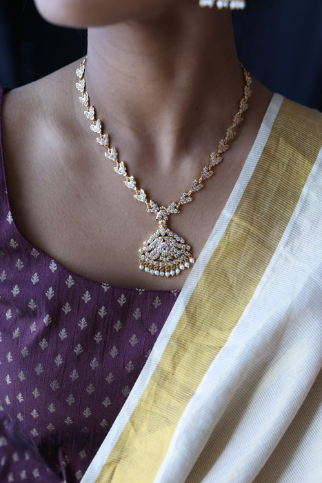Heritage gold plated white stone short necklace H8901