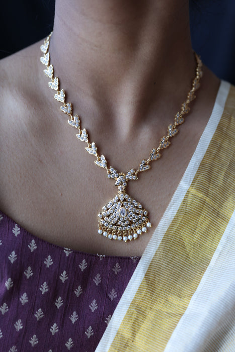 Heritage gold plated white stone short necklace H8901